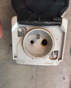Prise domestique ayant commencer à prendre feu en rechargeant un véhicule électrique