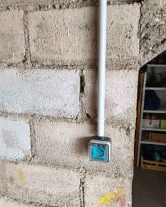 Installation d'une prise renforcée witty prise par l'entreprise C' à Dom'