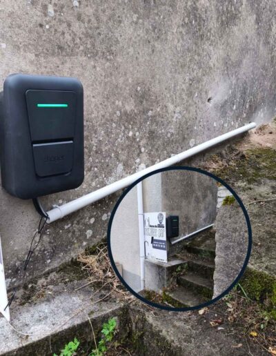 photo d'une borne de recharge pour véhicule électrique posée par C' à Dom' à Poussay 88500 dans les Vosges